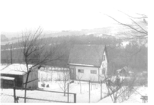 1977 - Pohled na chatu od brány pod lesem (1977-1978)